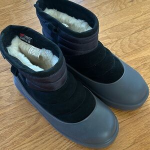 UGG BOOTS NEW NEVER WORN GORE-TEX WATERPROOF WITH RUBBER SLEEVE BLACK MENS 11